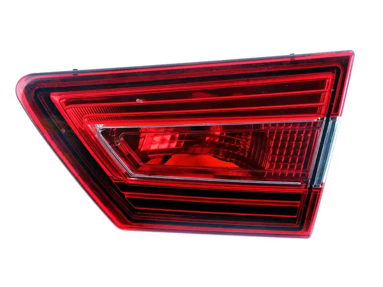 LAMPA PRAWA TYLNA W KLAPE HB