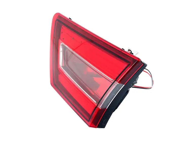 LAMPA PRAWA TYLNA W KLAPE HB 1